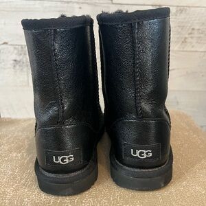 Ugg / Girls Size 1 / Black Shiny (gently used/worn) Great Condition